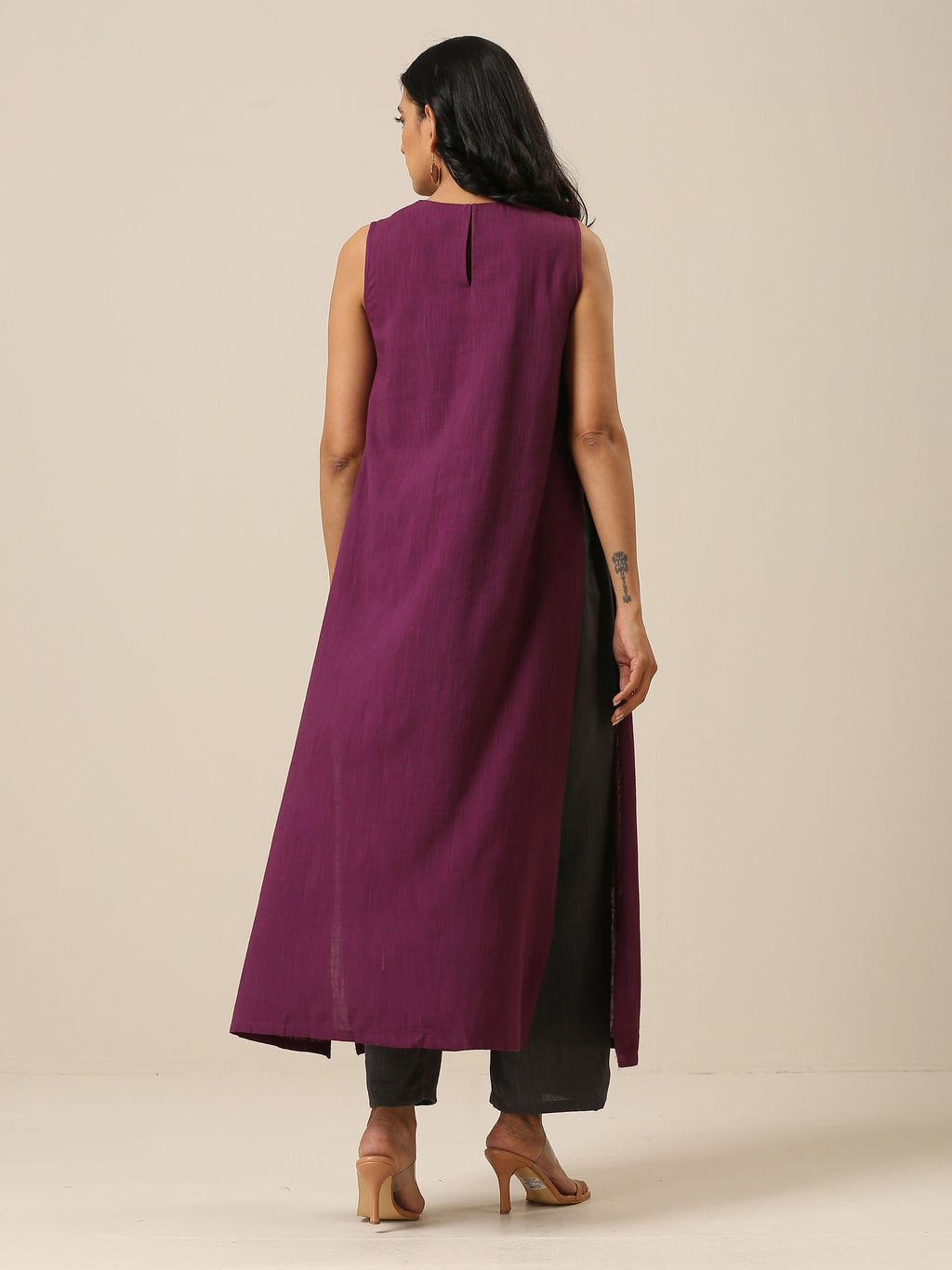 trueBrowns Plum Purple Slub Texture Sleeveless Kurta Pant Set | Grocsy