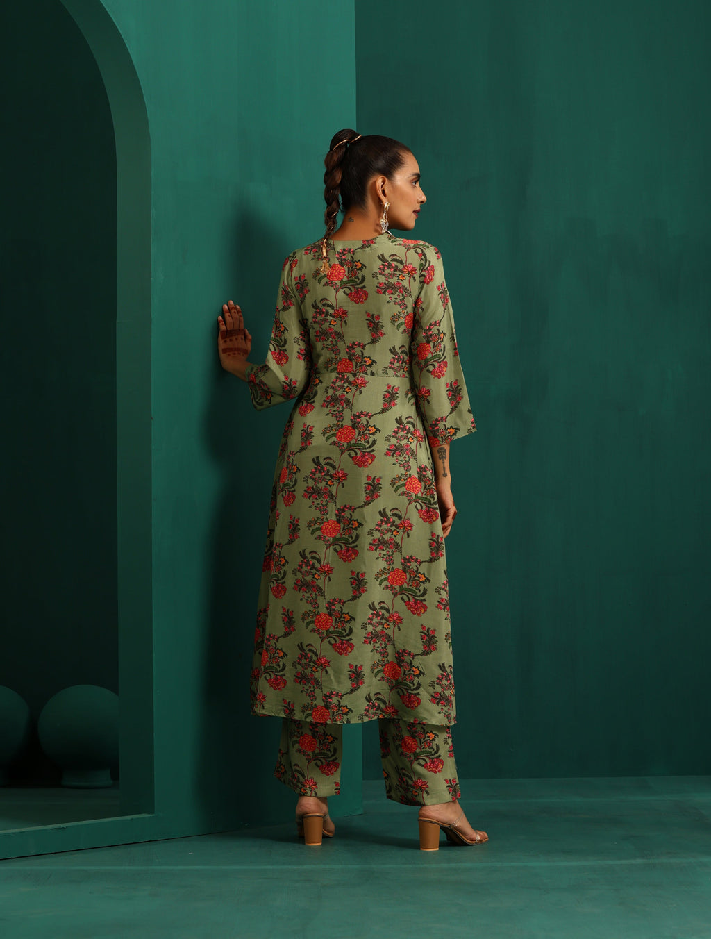 trueBrowns Green Floral Muslin Silk Printed Front Slit Kurta Pant Set | Grocsy