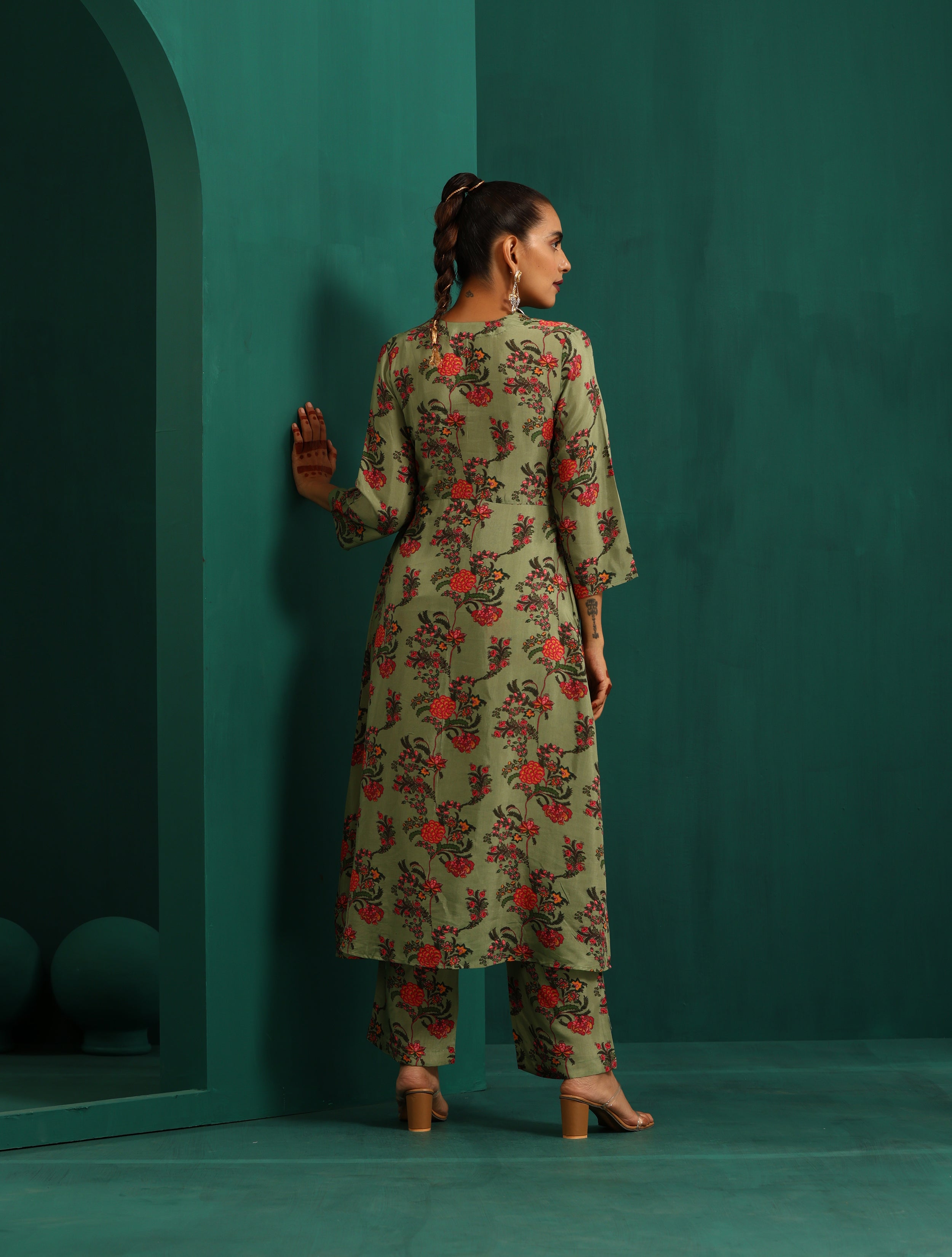 trueBrowns Green Floral Muslin Silk Printed Front Slit Kurta Pant Set | Grocsy