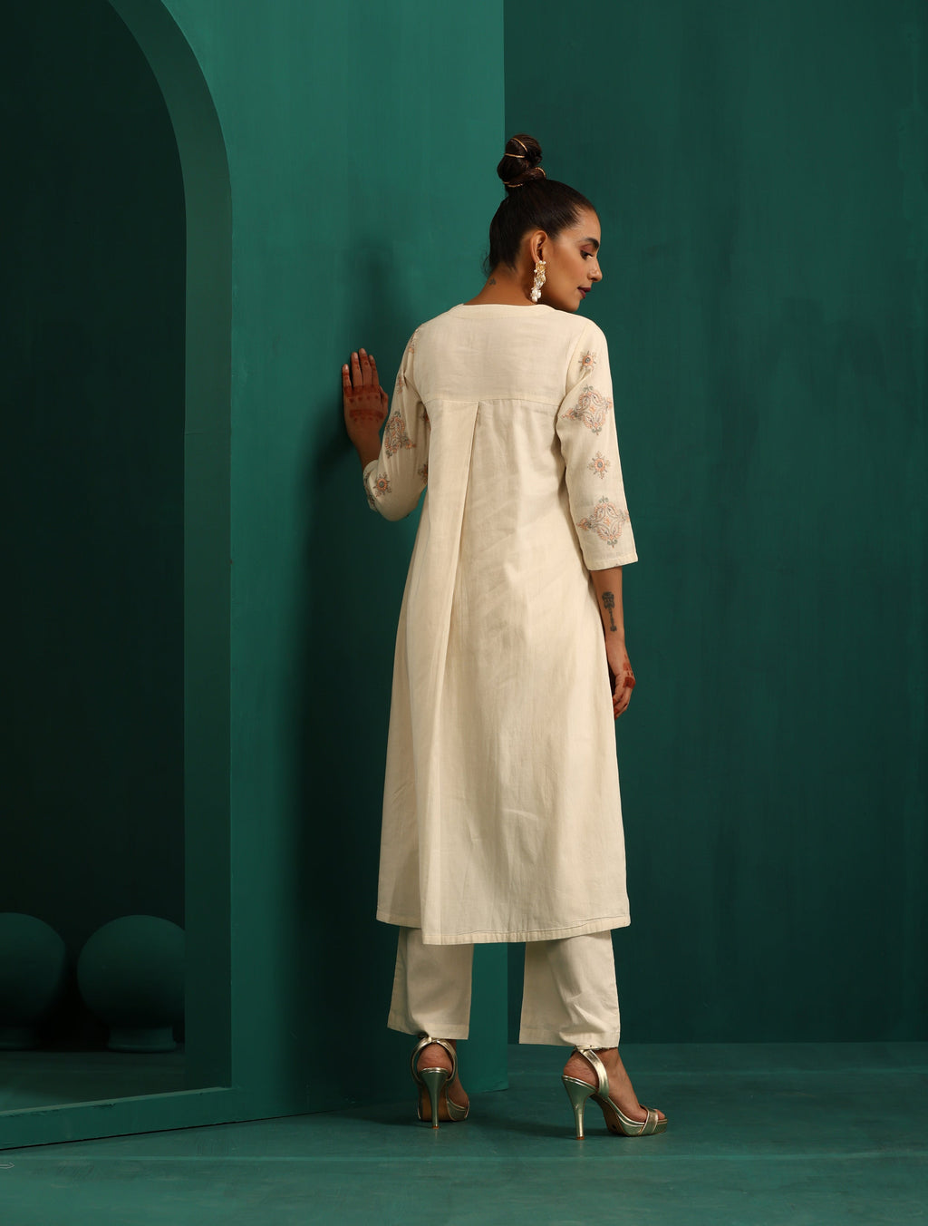 trueBrowns Ivory Peach Cotton Front Pleat Kurta Pant Set | Grocsy