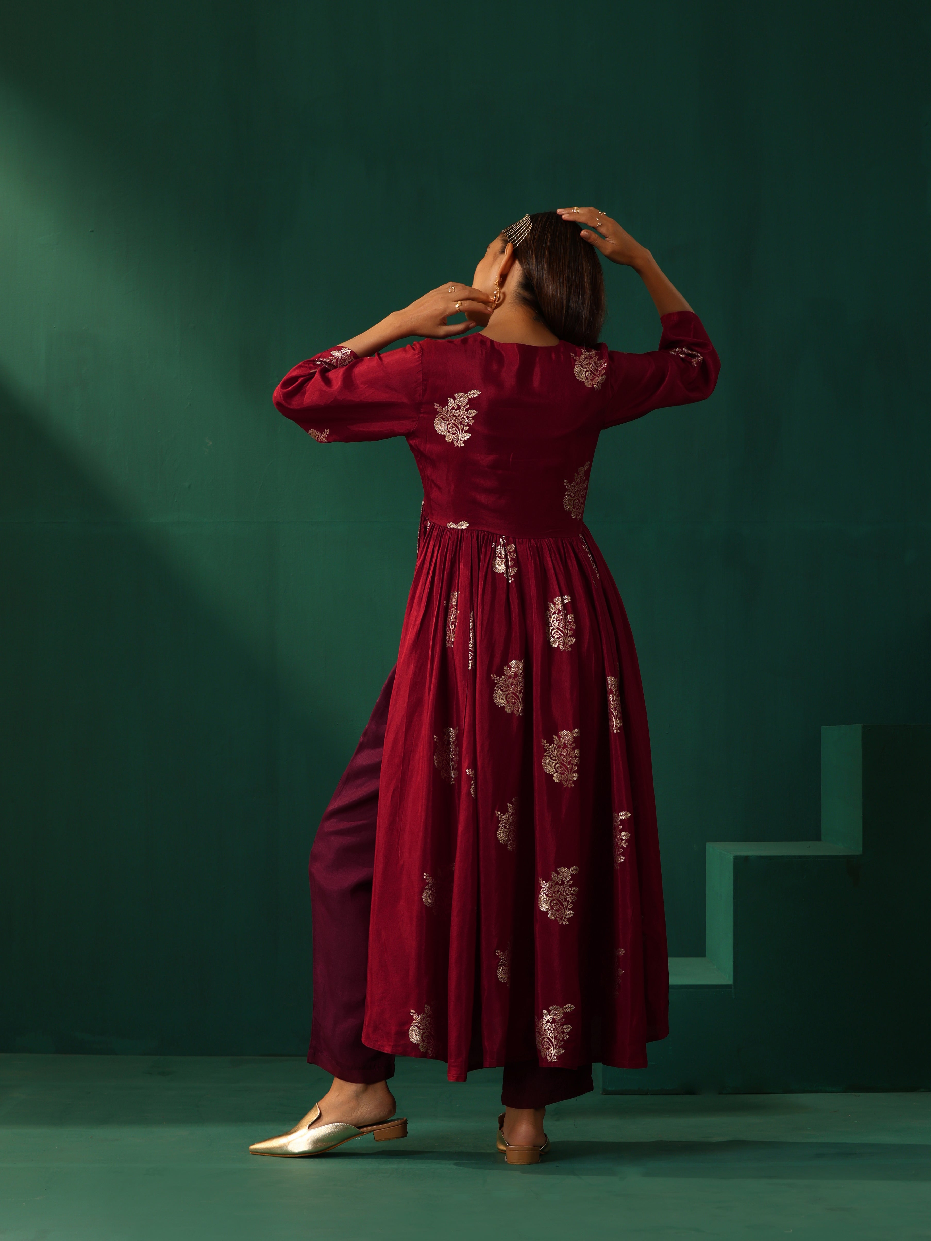 trueBrowns Maroon Floral Viscose Silk V-Neck Waist Gathered Kurta Pant Set | Grocsy