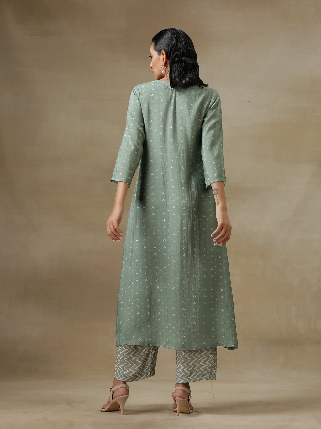 trueBrowns Light Green Bandhani Printed Silk High Slit Kurta Pant Set | Grocsy