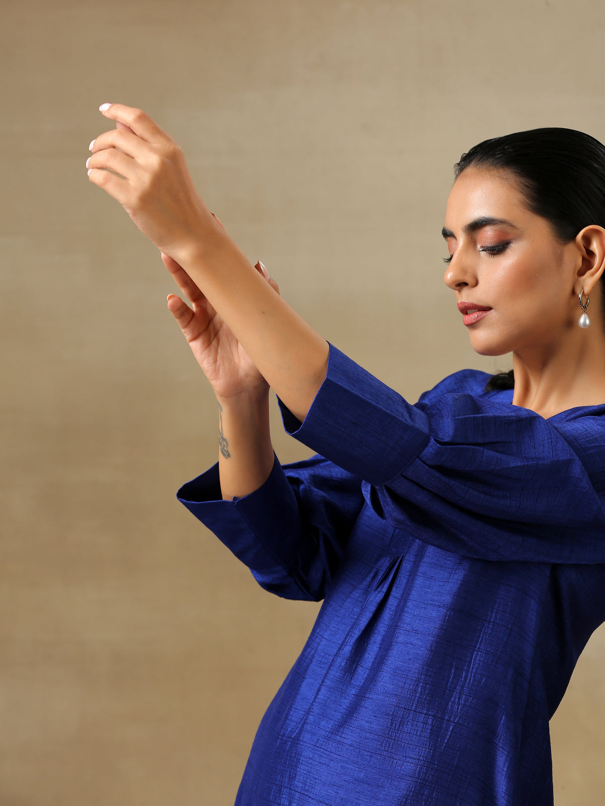 trueBrowns Blue Textured Silk Puff Sleeve Kurta Pant Set | Grocsy