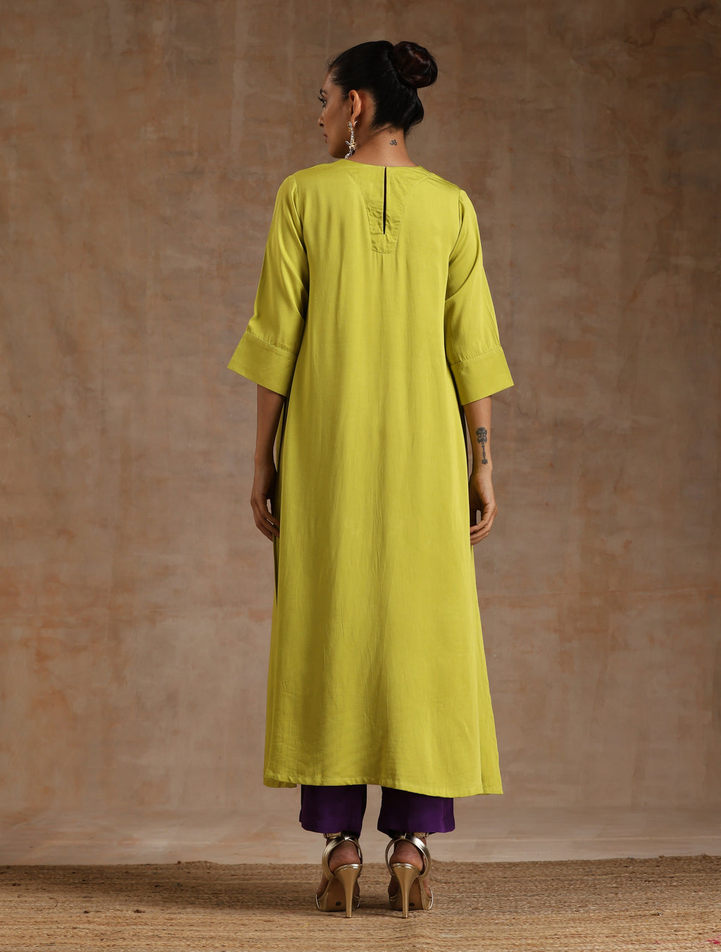 trueBrowns Lime Modal Satin Neck Pleat Kurta Set | Grocsy