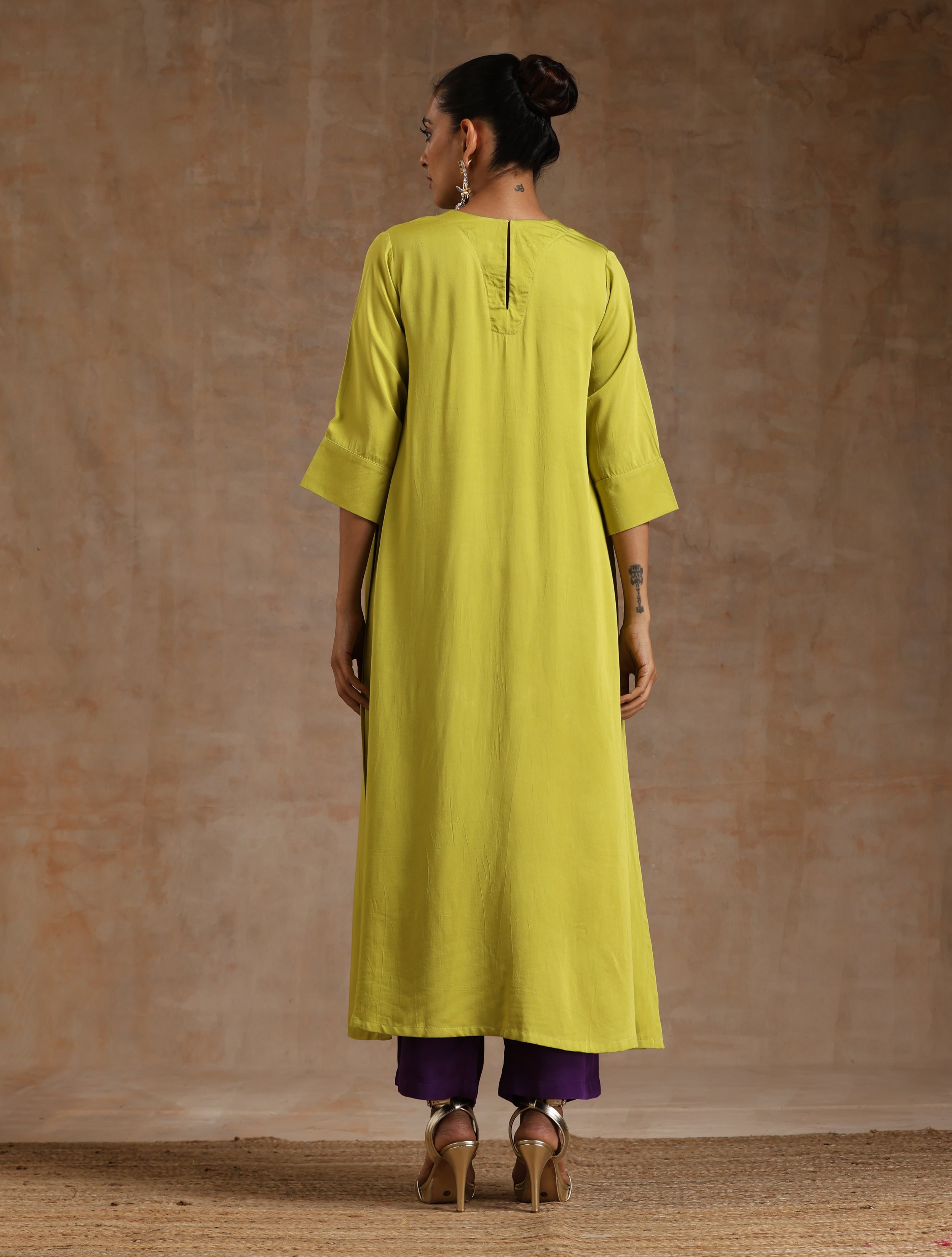 trueBrowns Lime Modal Satin Neck Pleat Kurta Set | Grocsy