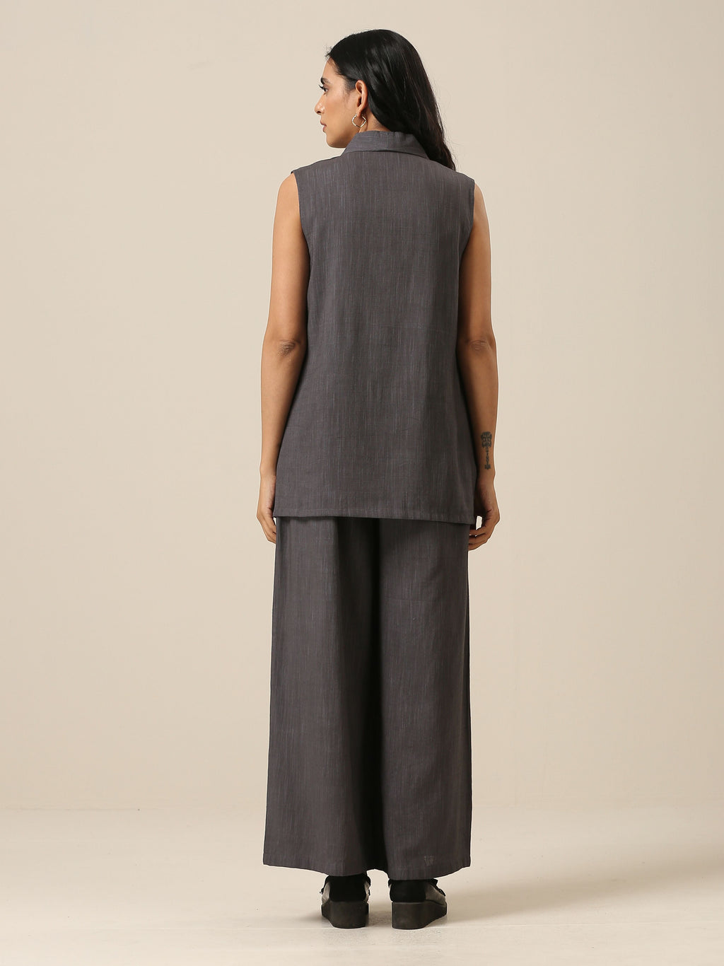 trueBrowns Slate Grey Slub Texture Sleevesless Jacket Pant Set | Grocsy