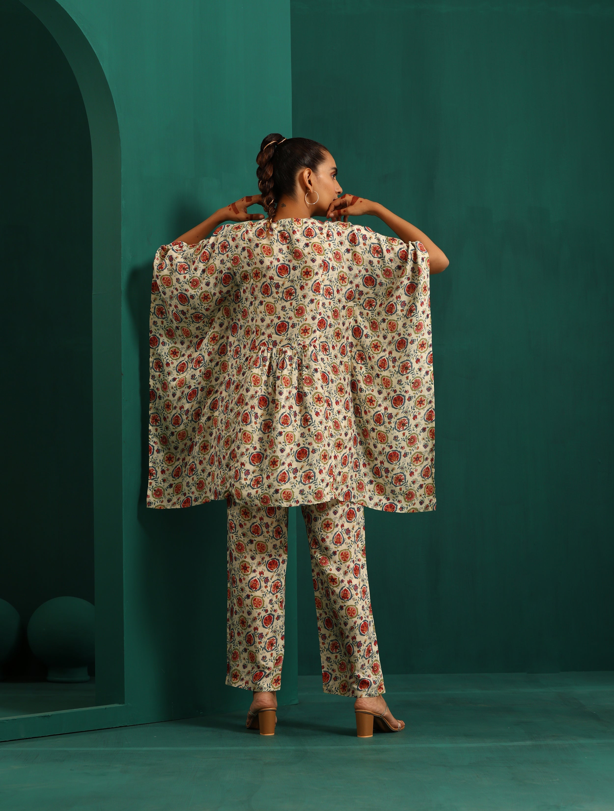 trueBrowns Off white Floral Bunch Muslin Silk Printed Kaftan Gathered Co-ord Set | Grocsy