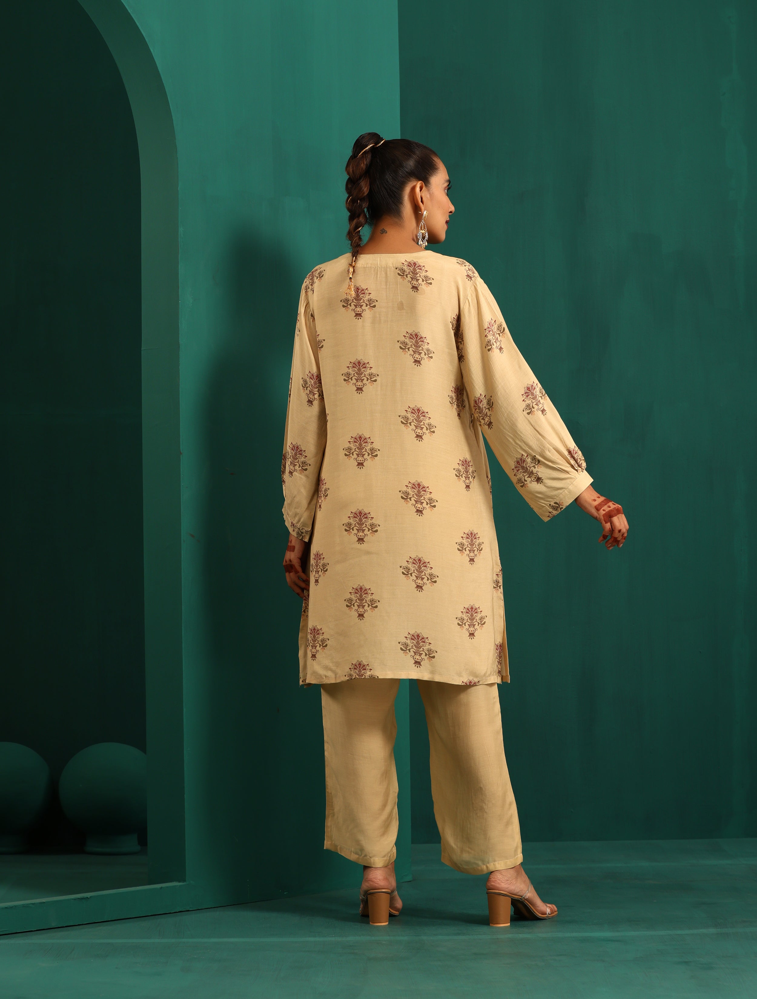 trueBrowns Beige Floral Bunch Muslin Silk Printed Relaxed Co-ord Set | Grocsy