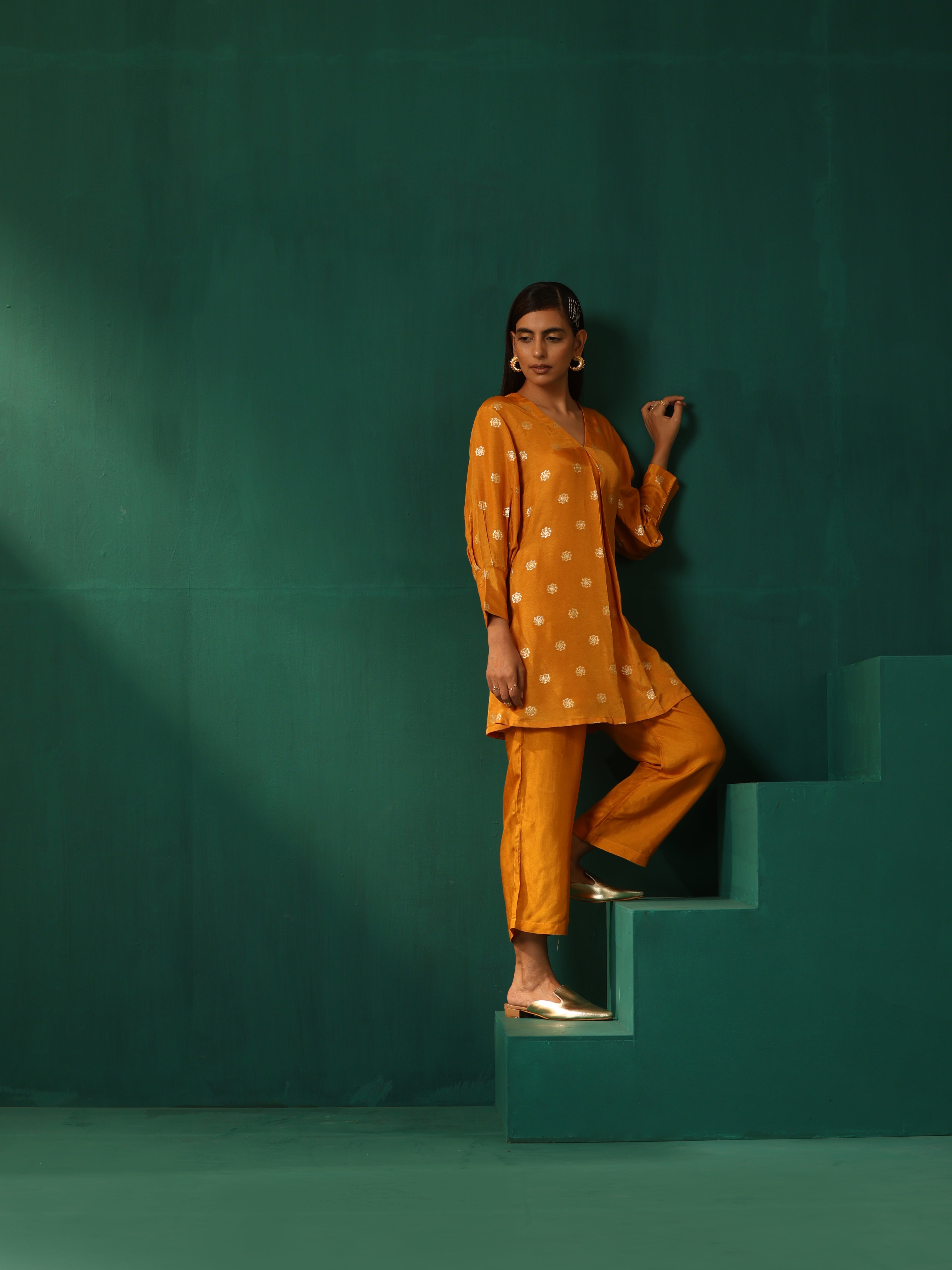 trueBrowns Mustard Geometric Floral Viscose Silk Front Pleat Co-ord Set | Grocsy