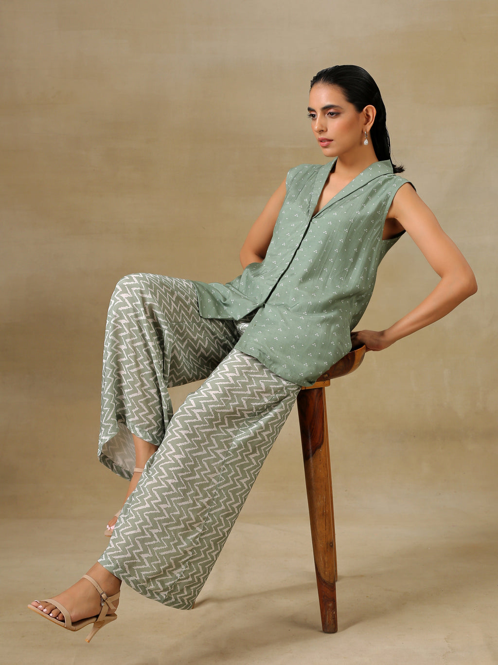trueBrowns Light Green Bandhani Printed Silk Sleevesless Jacket Pant Set | Grocsy