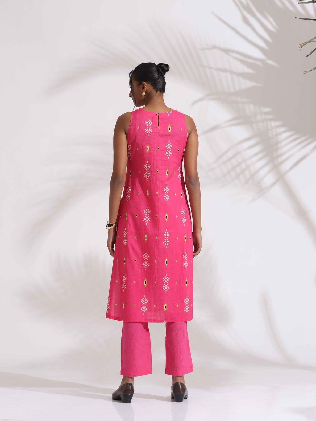 trueBrowns Pink Cotton Print Sleeveless Kurta Set | Grocsy