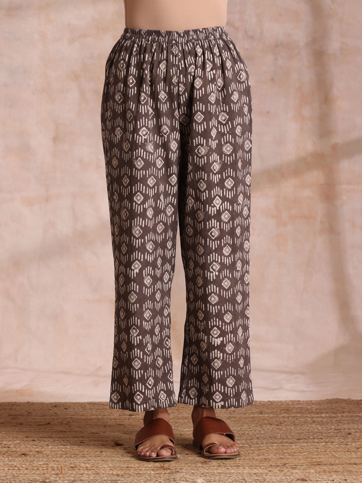 trueBrowns Clay Dabu Geometric Print Cotton Pleated Co-Ord Set | Grocsy