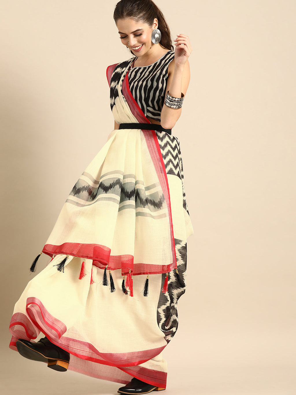 Sangria Off-White & Black Pure Linen Printed Saree | Grocsy