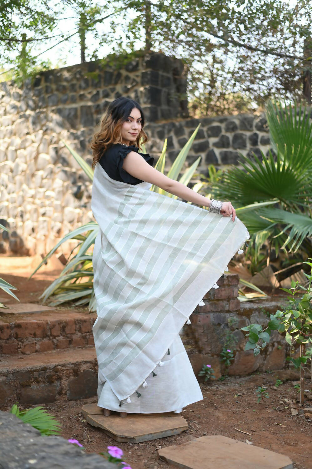 Very Much Indian Pure Linen Saree With Sleek Border And Exclusive Design - Grey | Grocsy