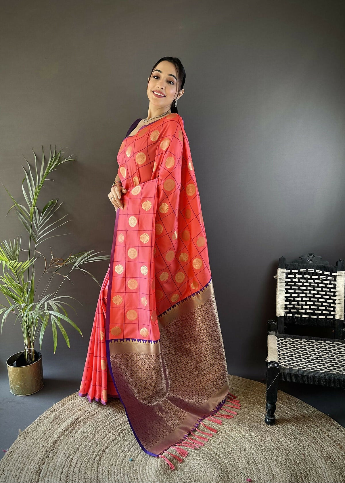 Joban Fashion Pink Checked & Circular Motifs Soft Silk Banarasi Saree | Grocsy