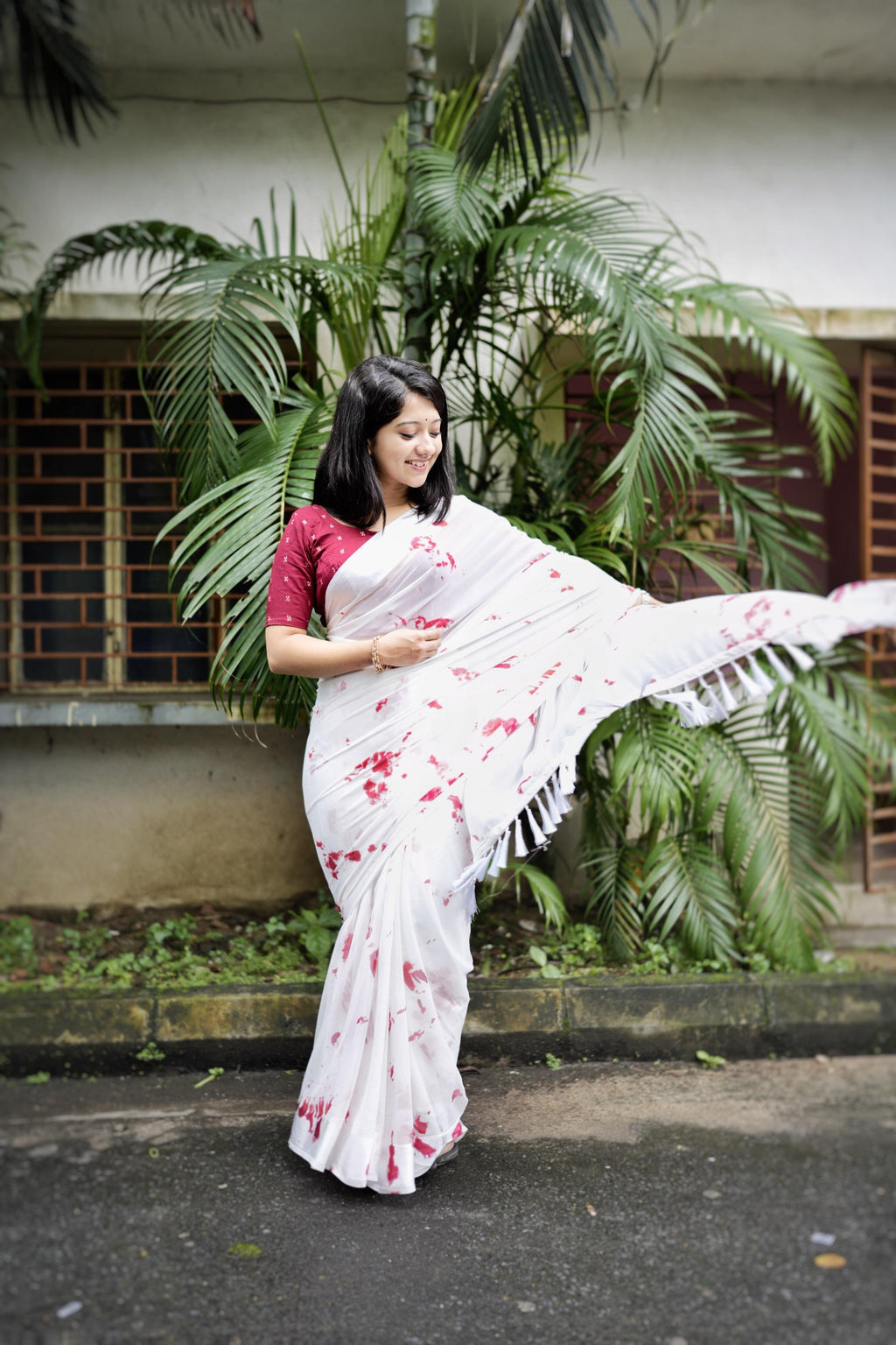 Red Poly Georgette Tie And Dye Saree with Unstitched Blouse - A2M | Grocsy