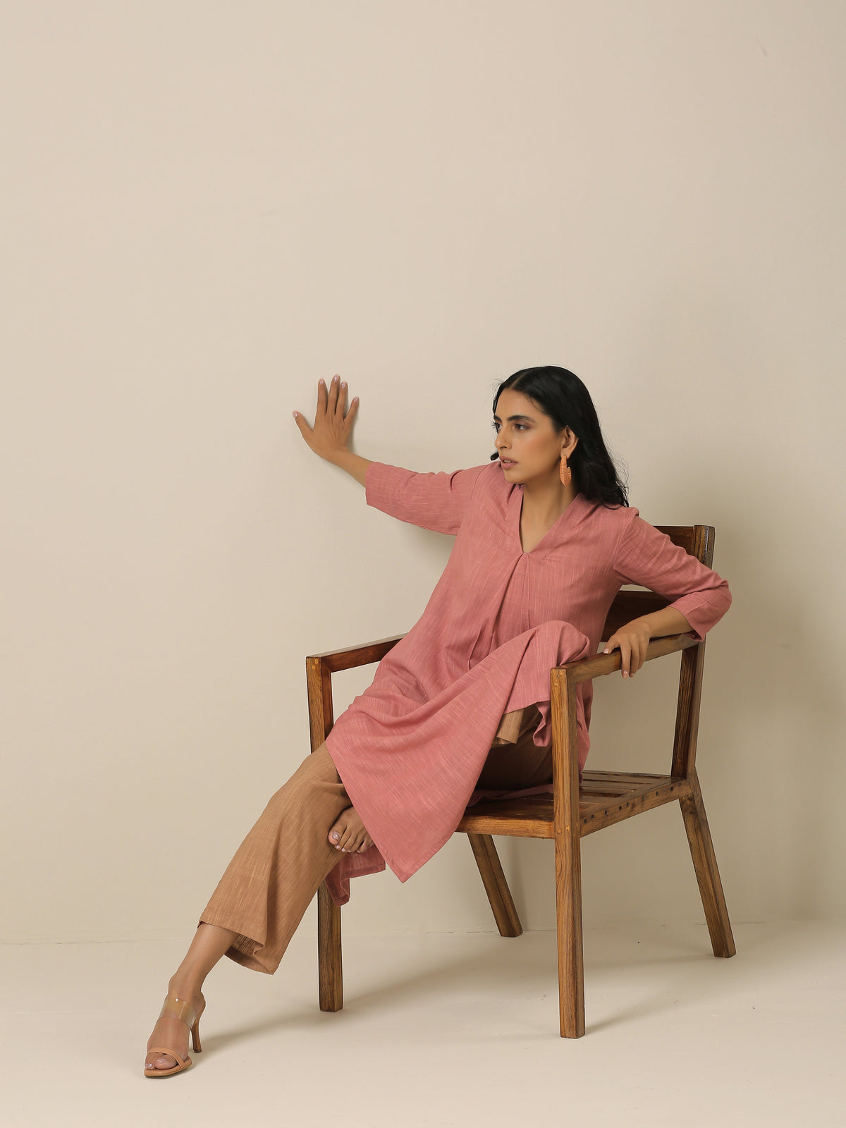 trueBrowns Light Mauve Slub Texture Neck Pleat Kurta Pant Set | Grocsy