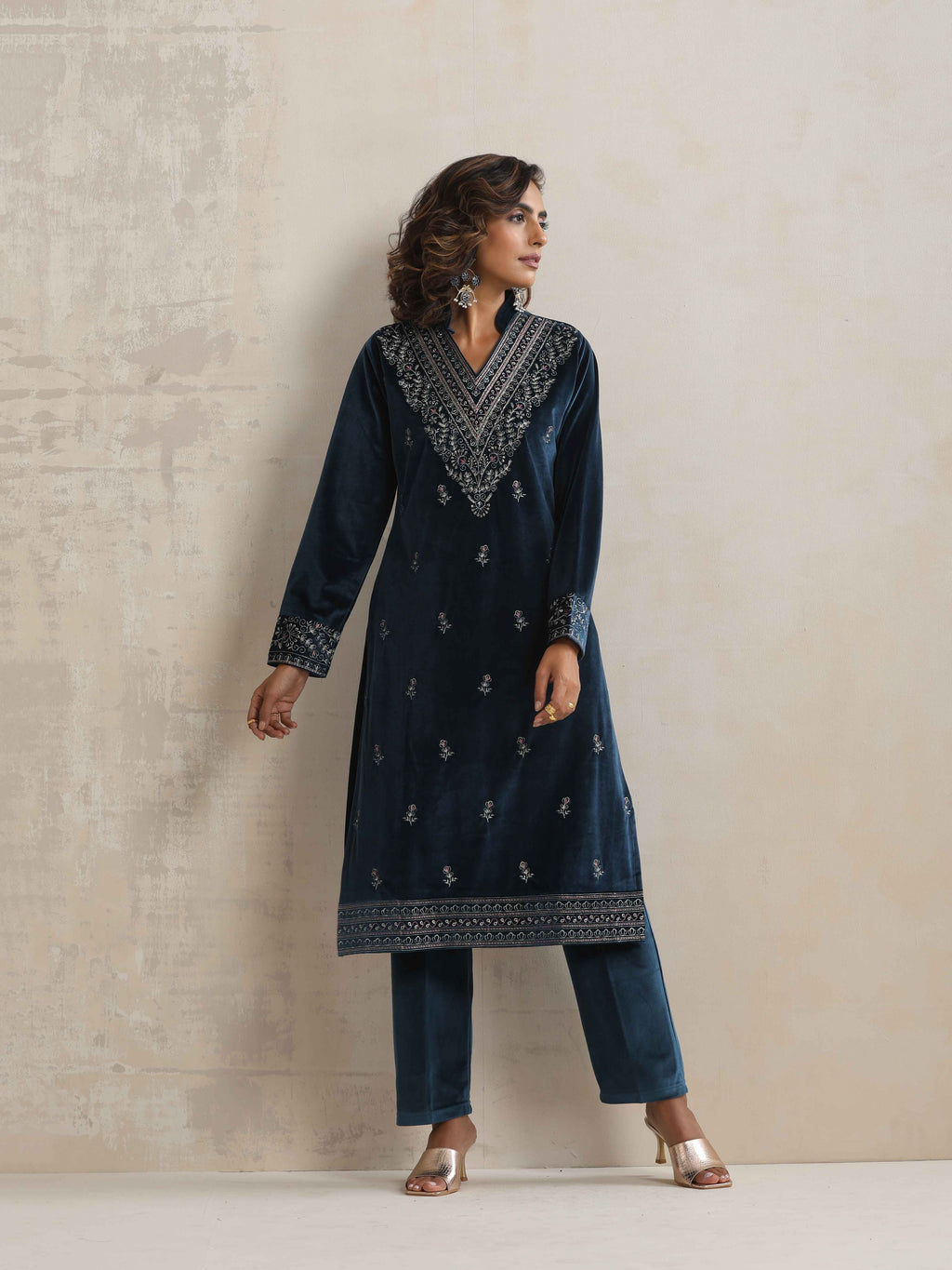 trueBrowns Blue Velvet Embroidered Kurta Pant Dupatta Set | Grocsy
