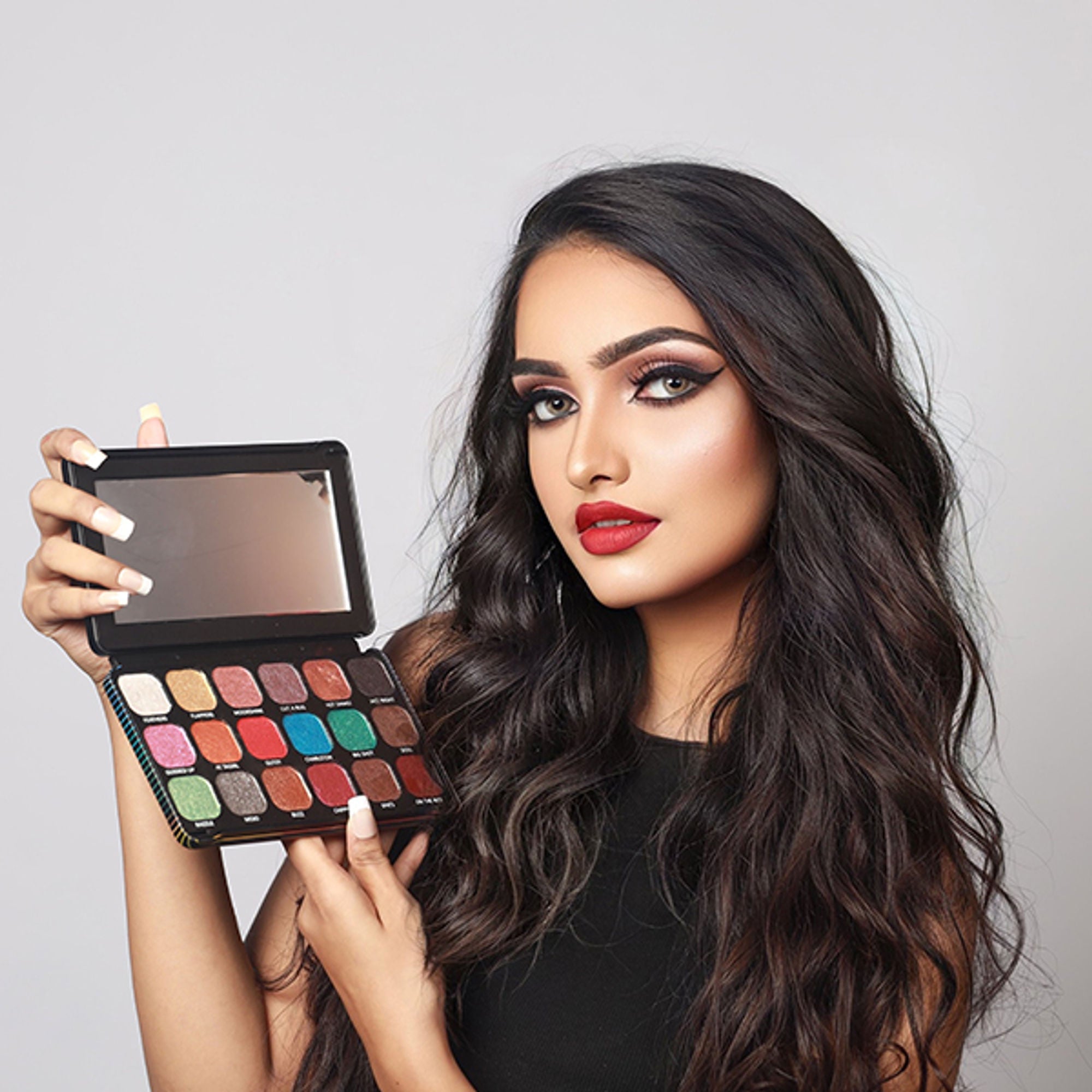 Europe Girl 18 colour Diamond Eyeshadow Palette - Glow On | Grocsy