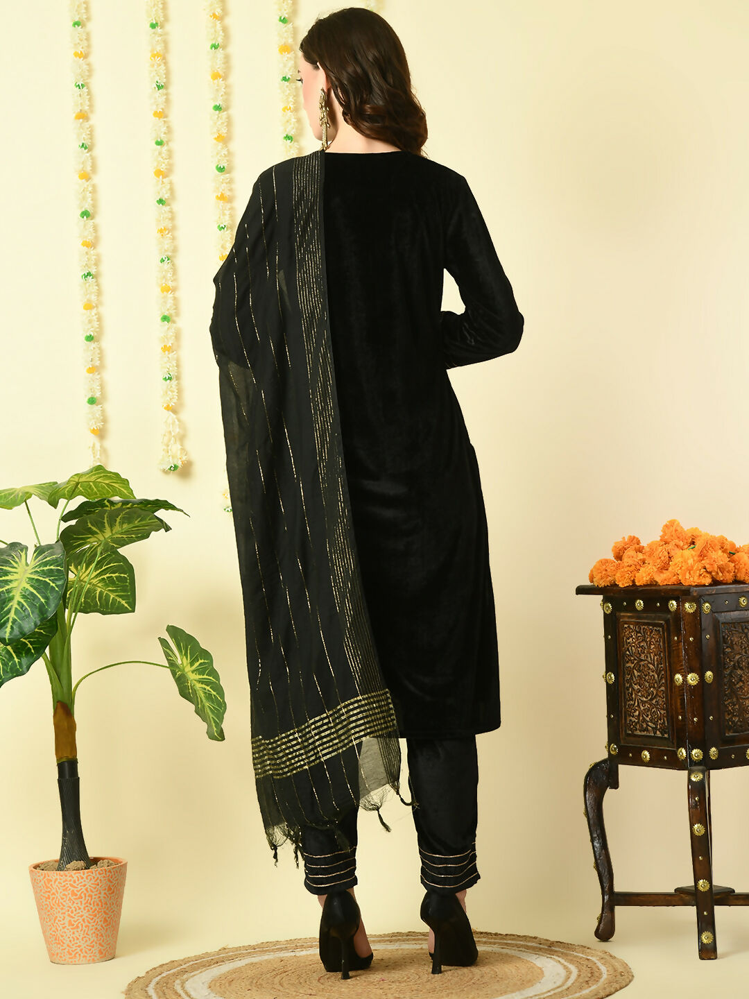 Myshka Women's Black Velvet Kurta & Trousers With Dupatta Party Sets | Grocsy