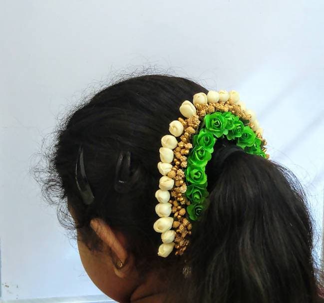 Green & White Rose Gajra | Grocsy