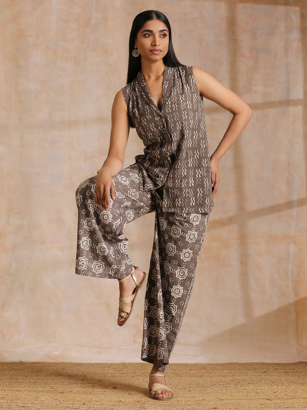 trueBrowns Clay Dabu Zig-Zag Motifs Print Cotton Sleeveless Jacket Pant Set | Grocsy