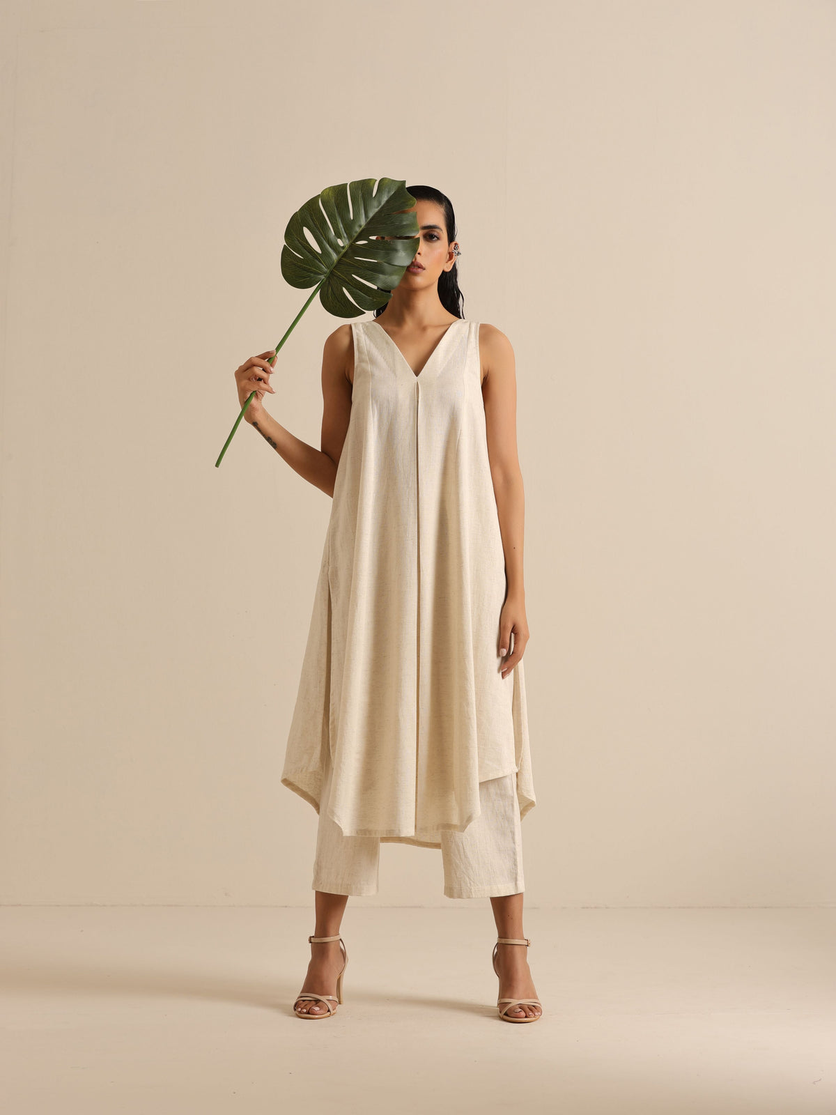 trueBrowns Off-White Sleeveless Kurta Pant Set | Grocsy