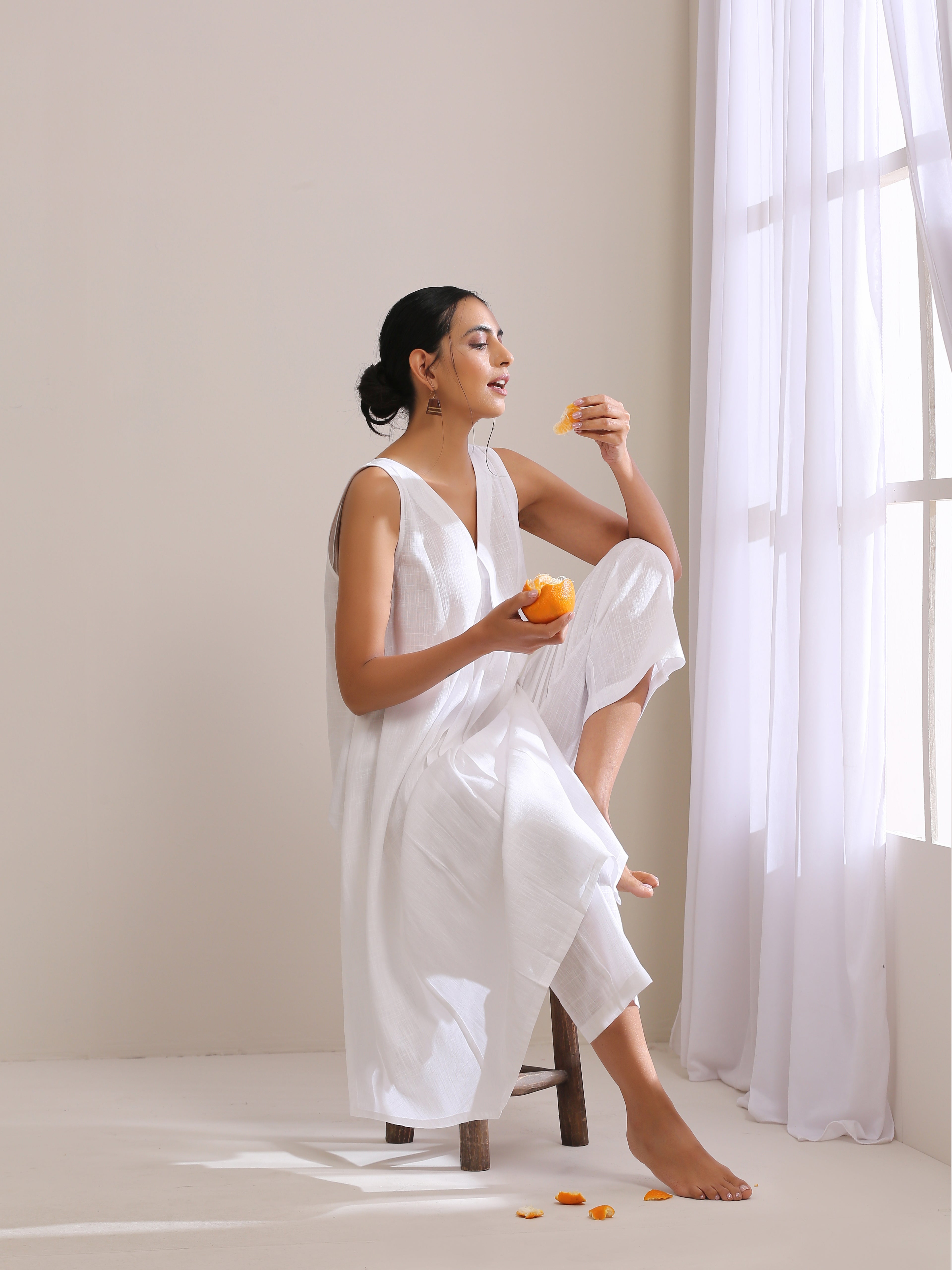 trueBrowns White Slub Texture Sleeveless Flared Kurta Pant Set | Grocsy