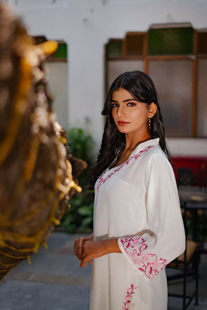 Zibaa Ivory & Pink Muslin Chikankari Kurta | Grocsy