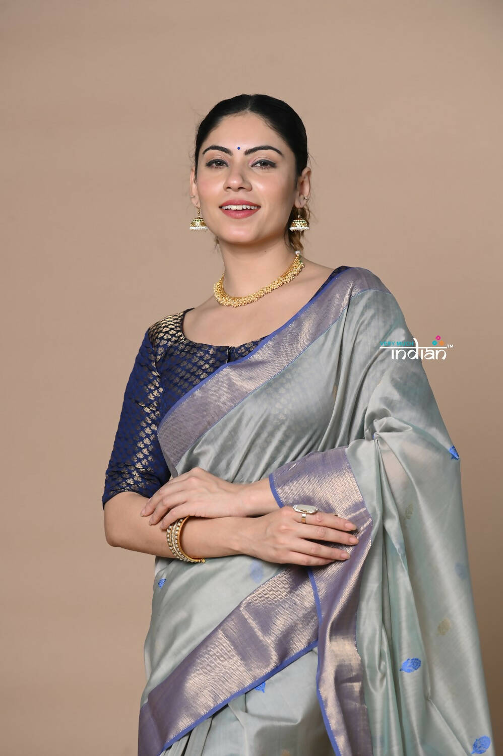 Very Much Indian Rajsi - Handloom Ari Checks Cotton Silk Saree With Golden Border - Grey | Grocsy