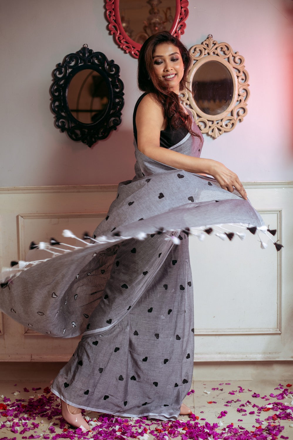 Very Much Indian Mastaani - Pure Mul Jamdhani Cotton Handloom Saree with Beautiful Heart Weaves - Grey | Grocsy