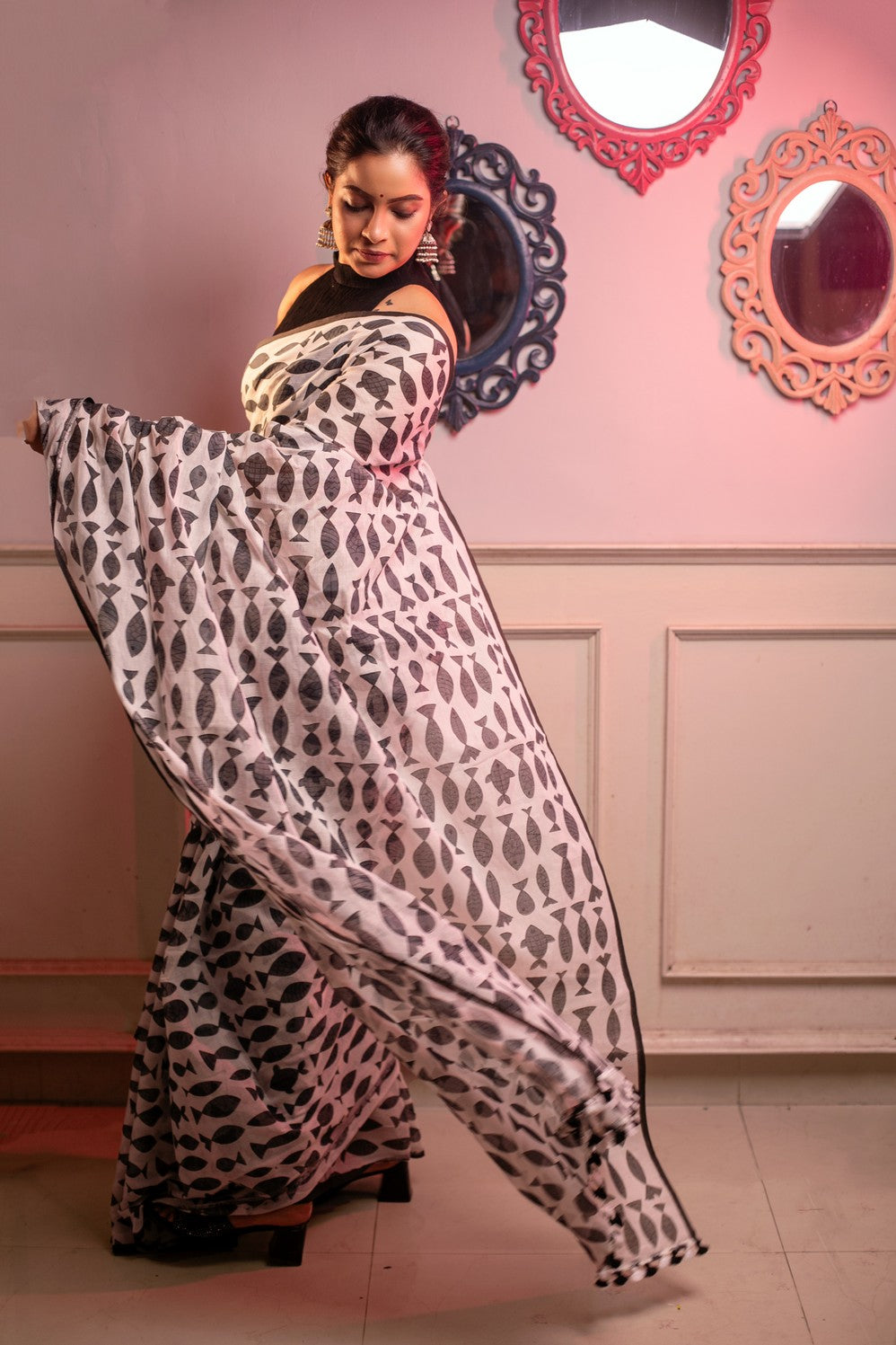 Very Much Indian Mastaani - Pure Mul Cotton Handloom Saree with Beautiful Floral Weaves - White | Grocsy