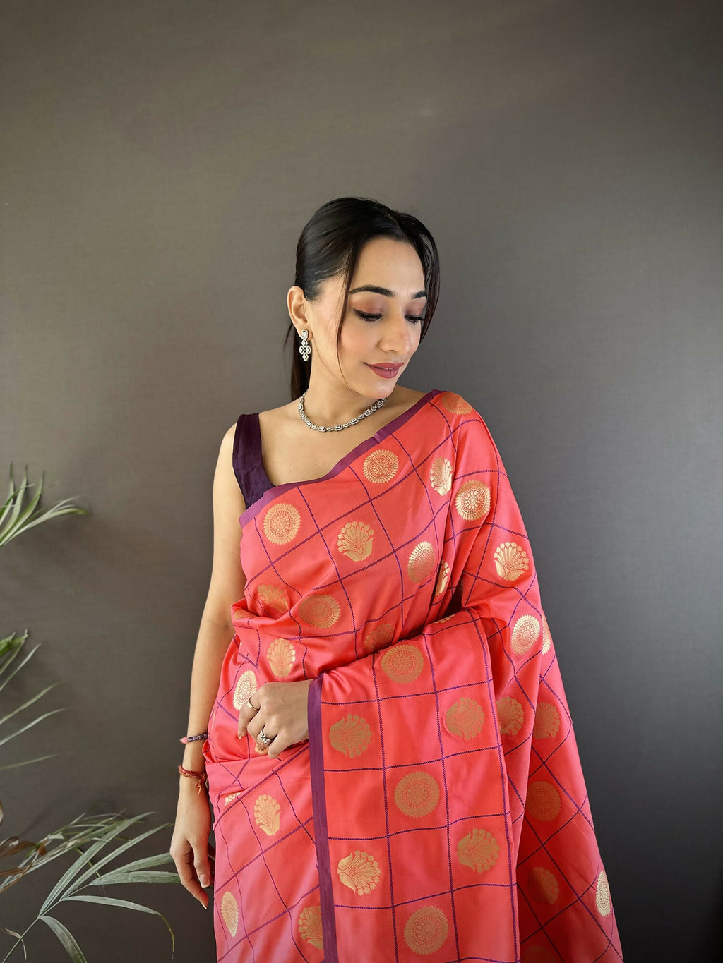 Joban Fashion Pink Checked & Circular Motifs Soft Silk Banarasi Saree | Grocsy