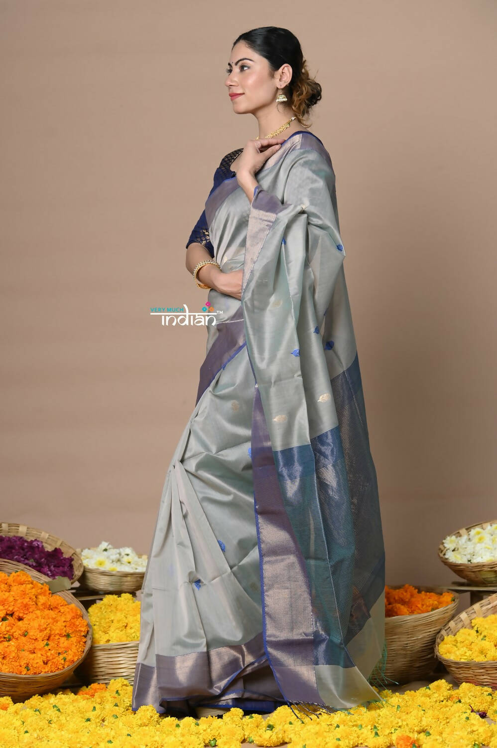 Very Much Indian Rajsi - Handloom Ari Checks Cotton Silk Saree With Golden Border - Grey | Grocsy