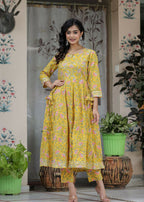 Kaajh Women's Yellow Floral Print Cotton Kurta Pant Set | Grocsy