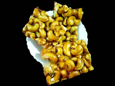 Godavari Vantillu Kaju Chikki / Cashew Chikki / Bellam Jeedipappu Achu | Grocsy