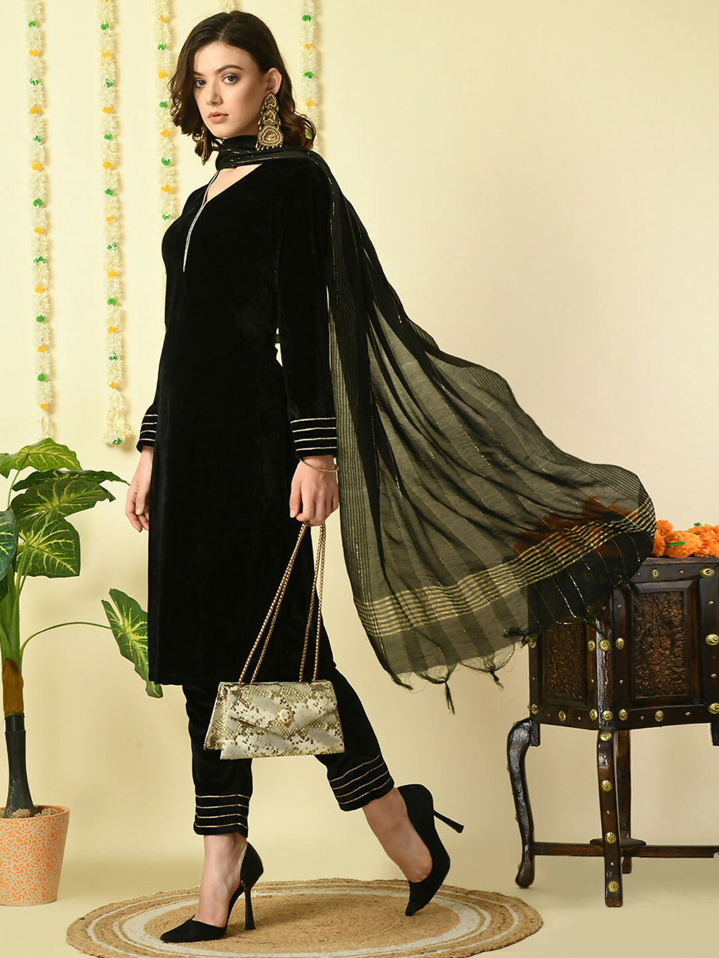 Myshka Women's Black Velvet Kurta & Trousers With Dupatta Party Sets | Grocsy