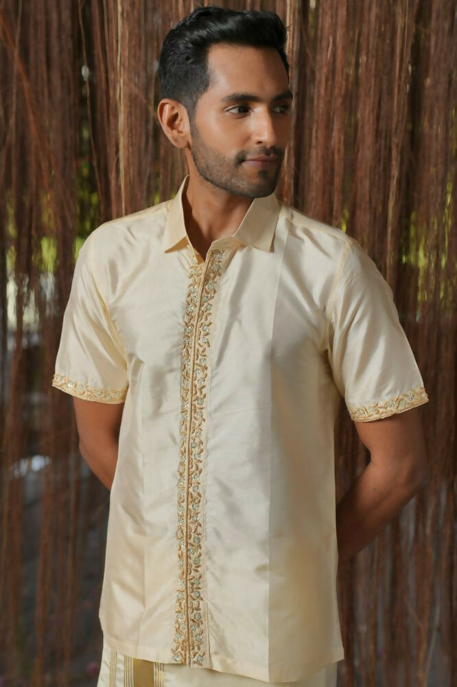 Sandstone Kanjivaram Machien Embroidered Pattu Set by Hilo Design | Grocsy