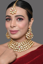 Peryl Women's Handcrafted Maharani Kundan Necklace With Earrings & Mang Tika - Swadesiicart