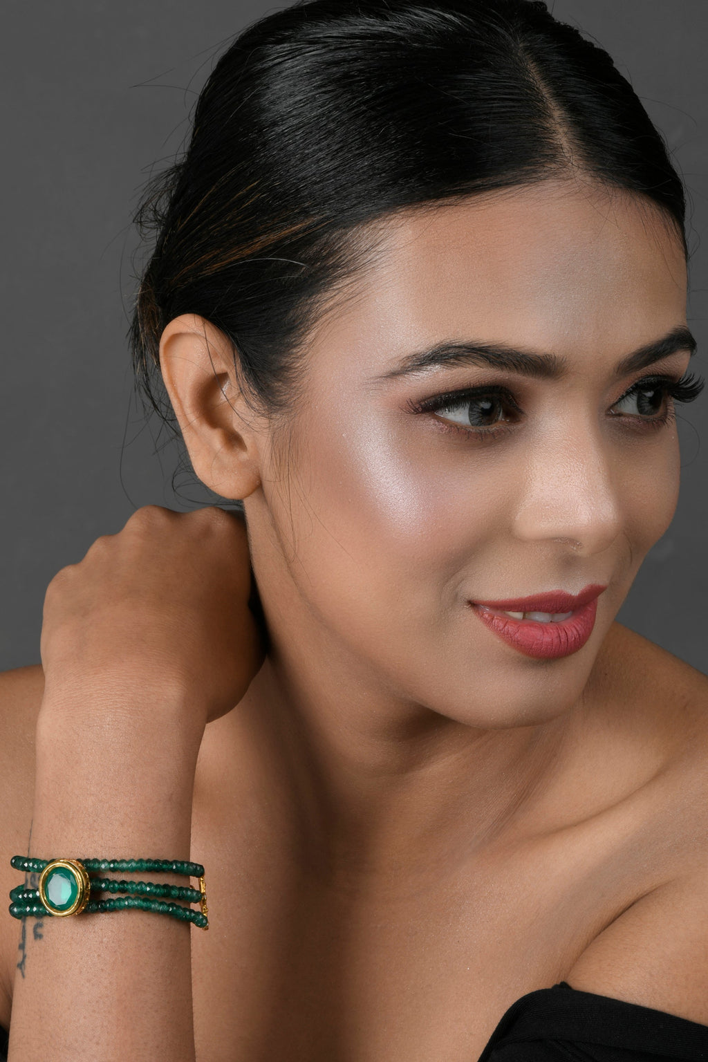 Peryl Women's Green Gold Toned Kundan Bracelet - Swadesiicart
