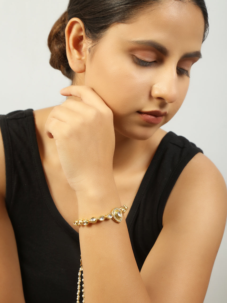 Peryl Women's Handcrafted Gold Kundan Bracelet With Pearls - Noz2Toz