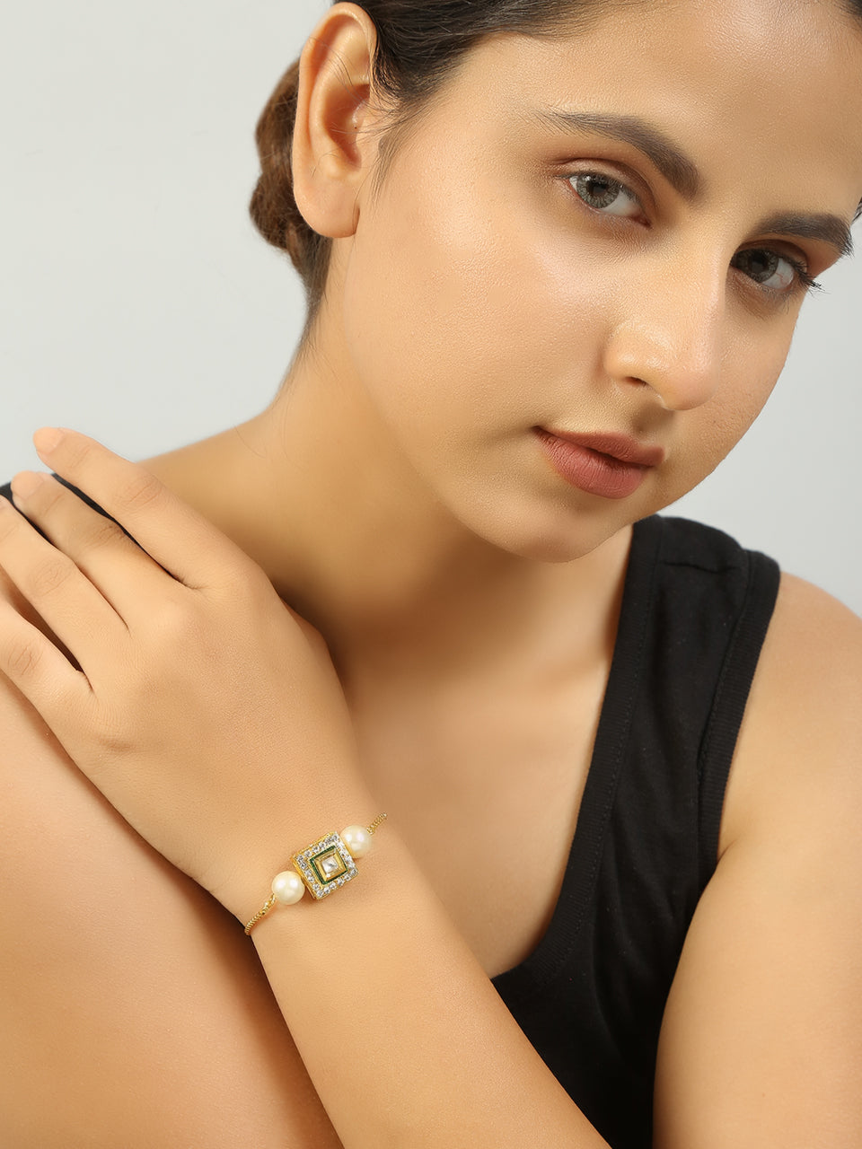 Peryl Women's Handcrafted Kundan Studded Bracelet With Pearls - Noz2Toz