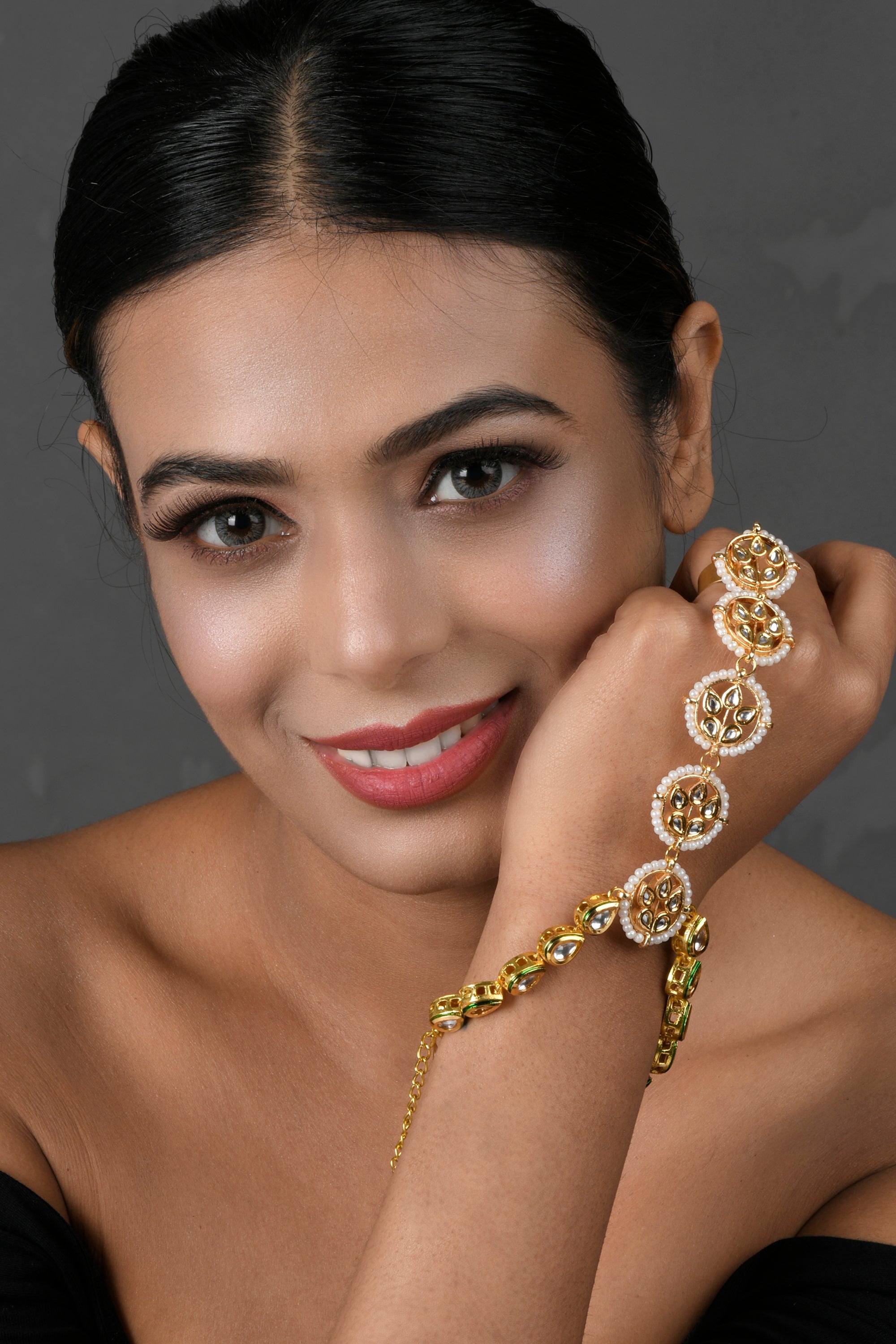 Peryl Women's Gold Tone Kundan Haathphool With Pearls - Swadesiicart