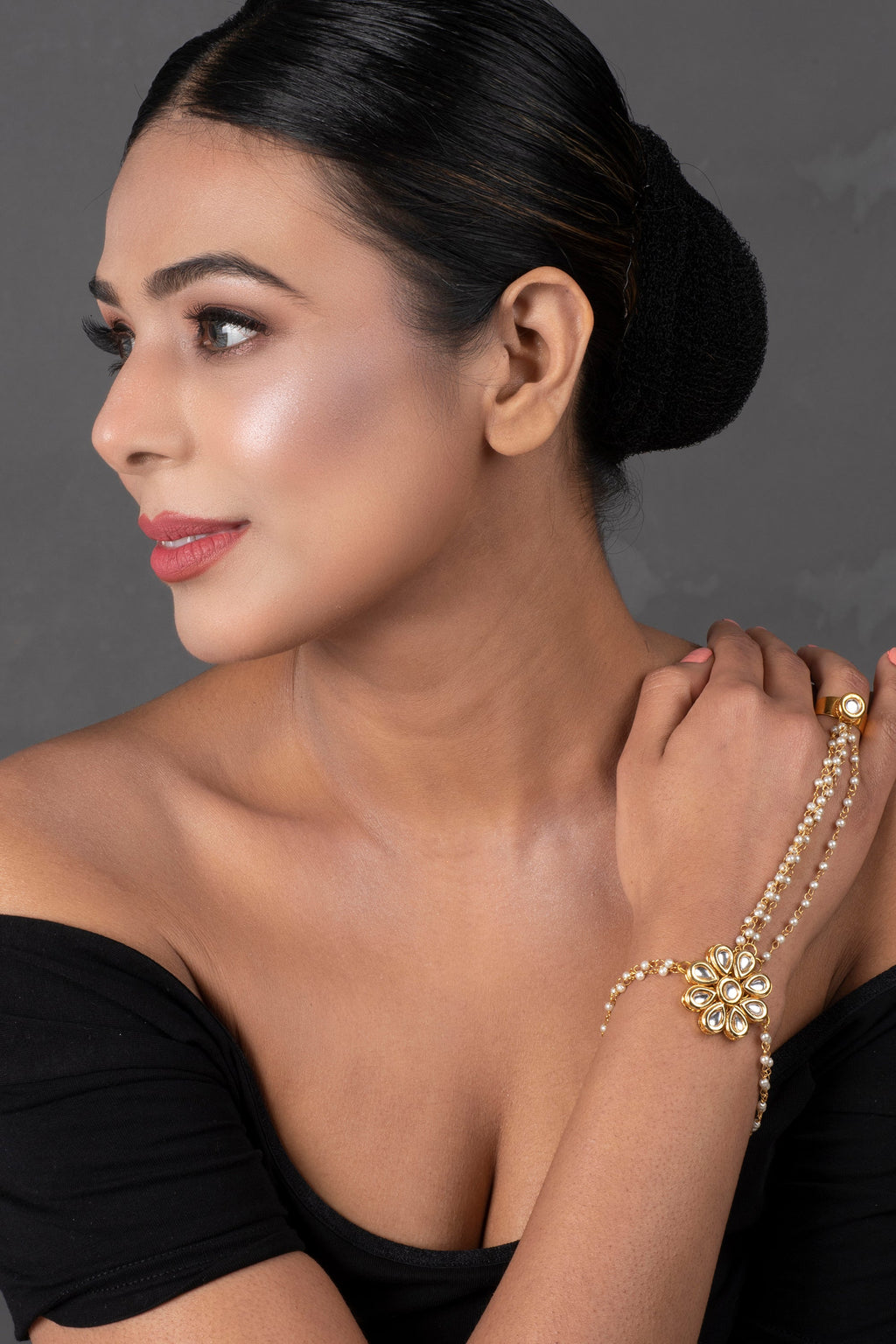 Peryl Women's Gold Tone Floral Kundan Haathphool With Pearls - Swadesiicart