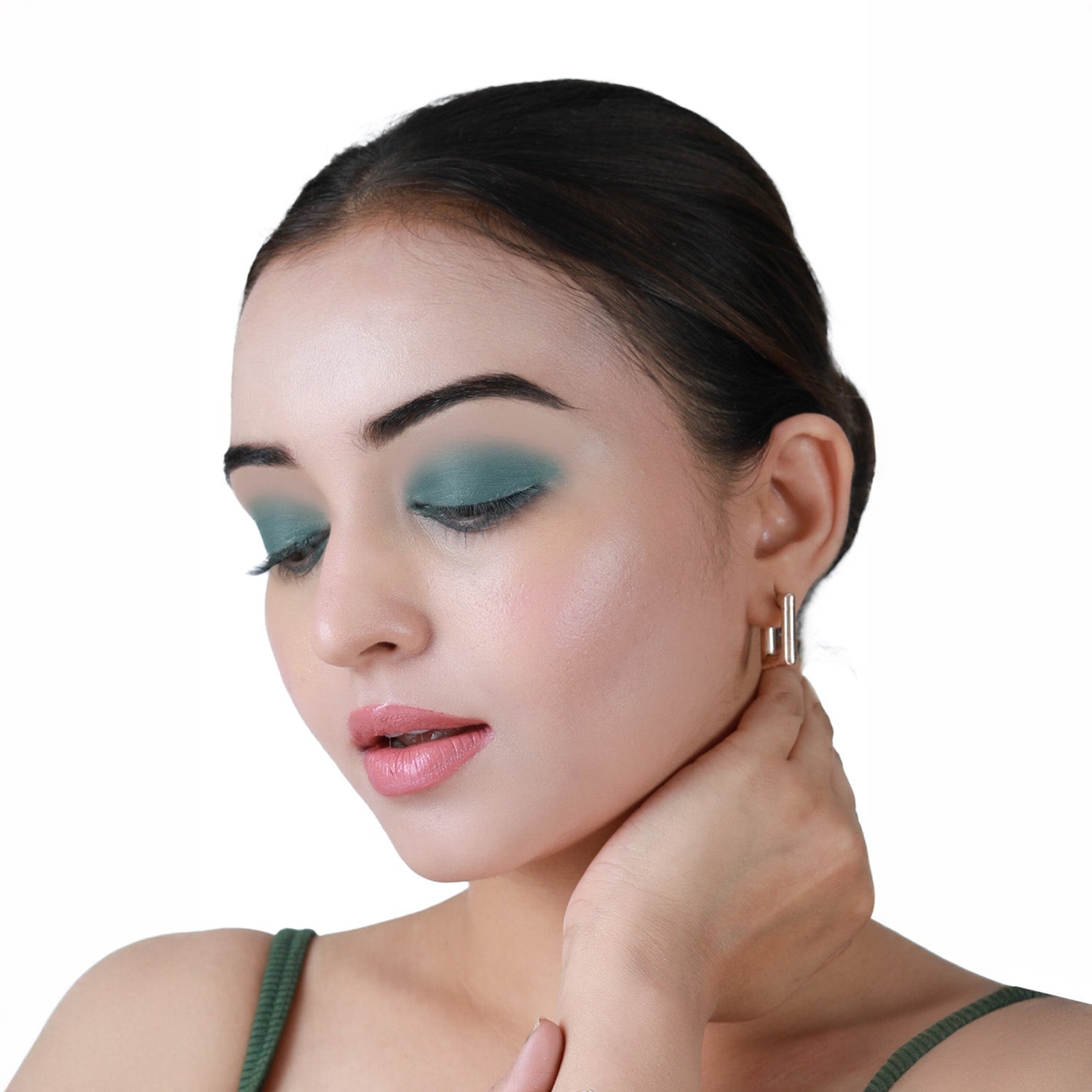 Aflairza Velvet Liquid Eyeshadow for Nourishing, Lightweight & Smudge-Free Wear | Grocsy