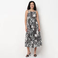 Pimu Square-Neck Maxi Dress with Graphic Print-Green | Grocsy