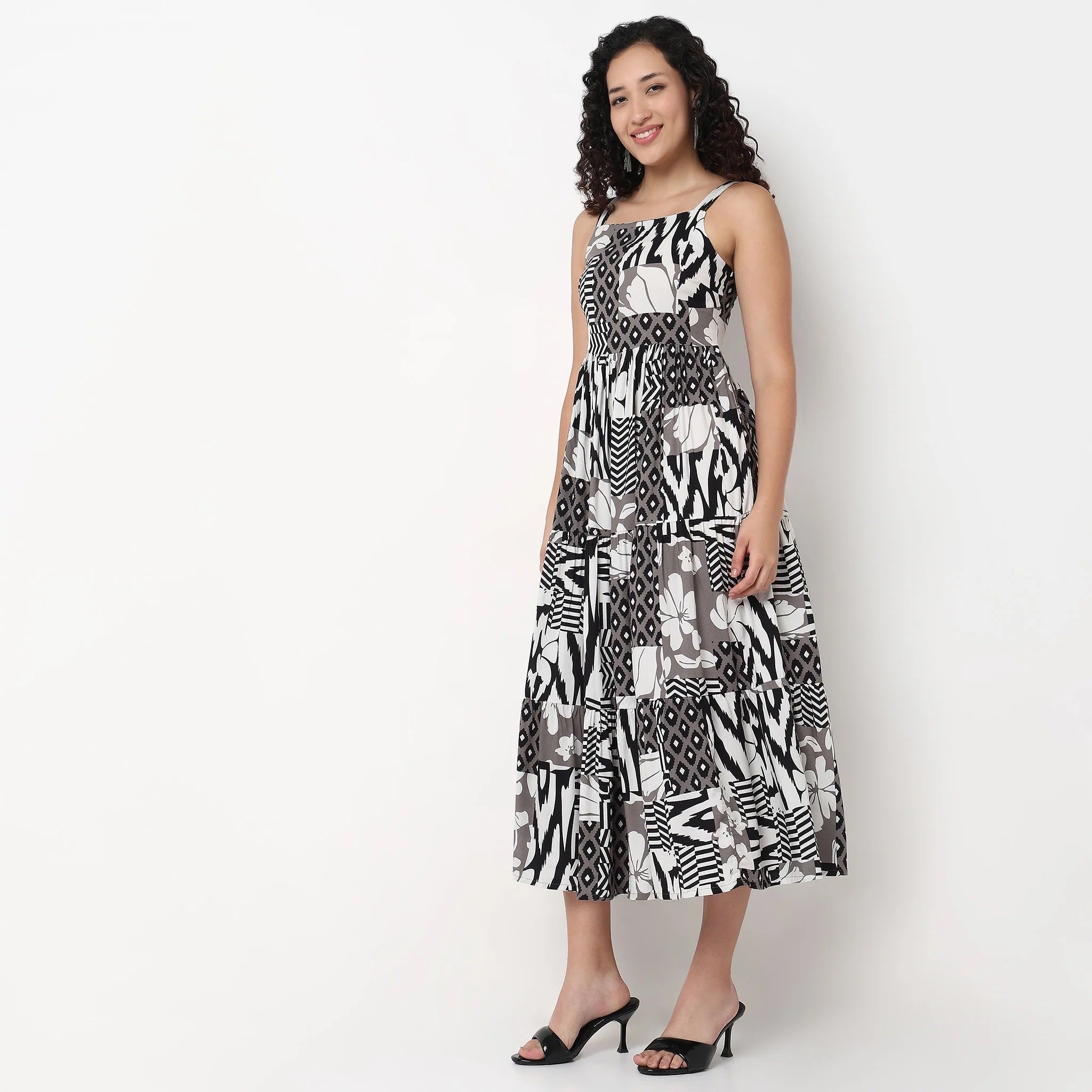 Pimu Square-Neck Maxi Dress with Graphic Print-Green | Grocsy
