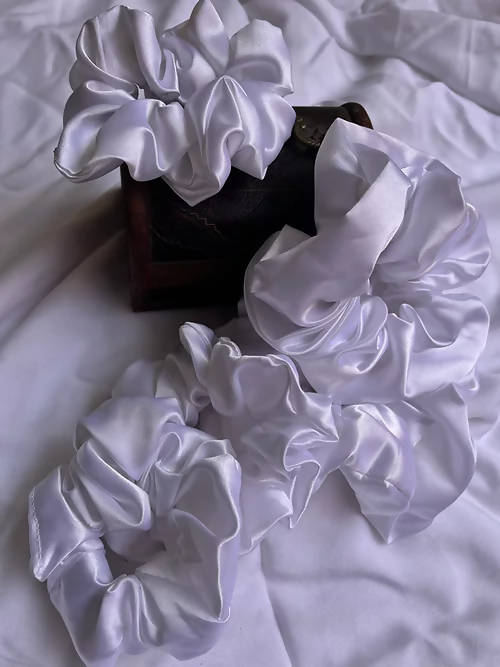 Diva Globe Cloud White Scrunchies | Grocsy
