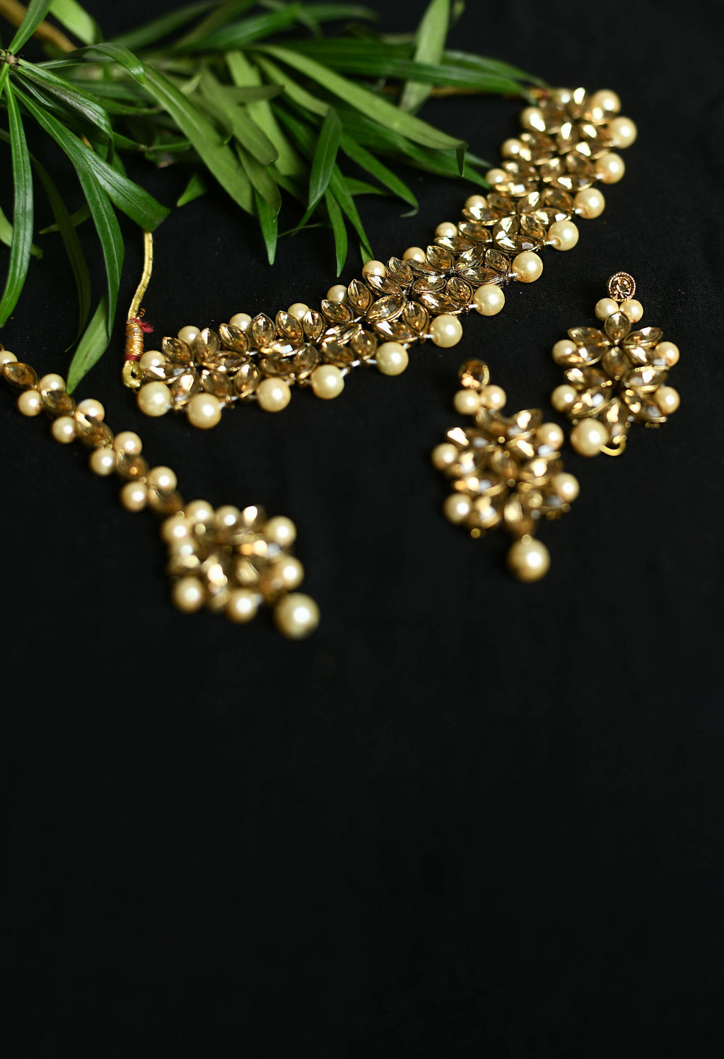 Mominos Fashion Johar Kamal Gold-Polished Brass Finish Kundan/Pearls Choker For Women (Golden) | Grocsy