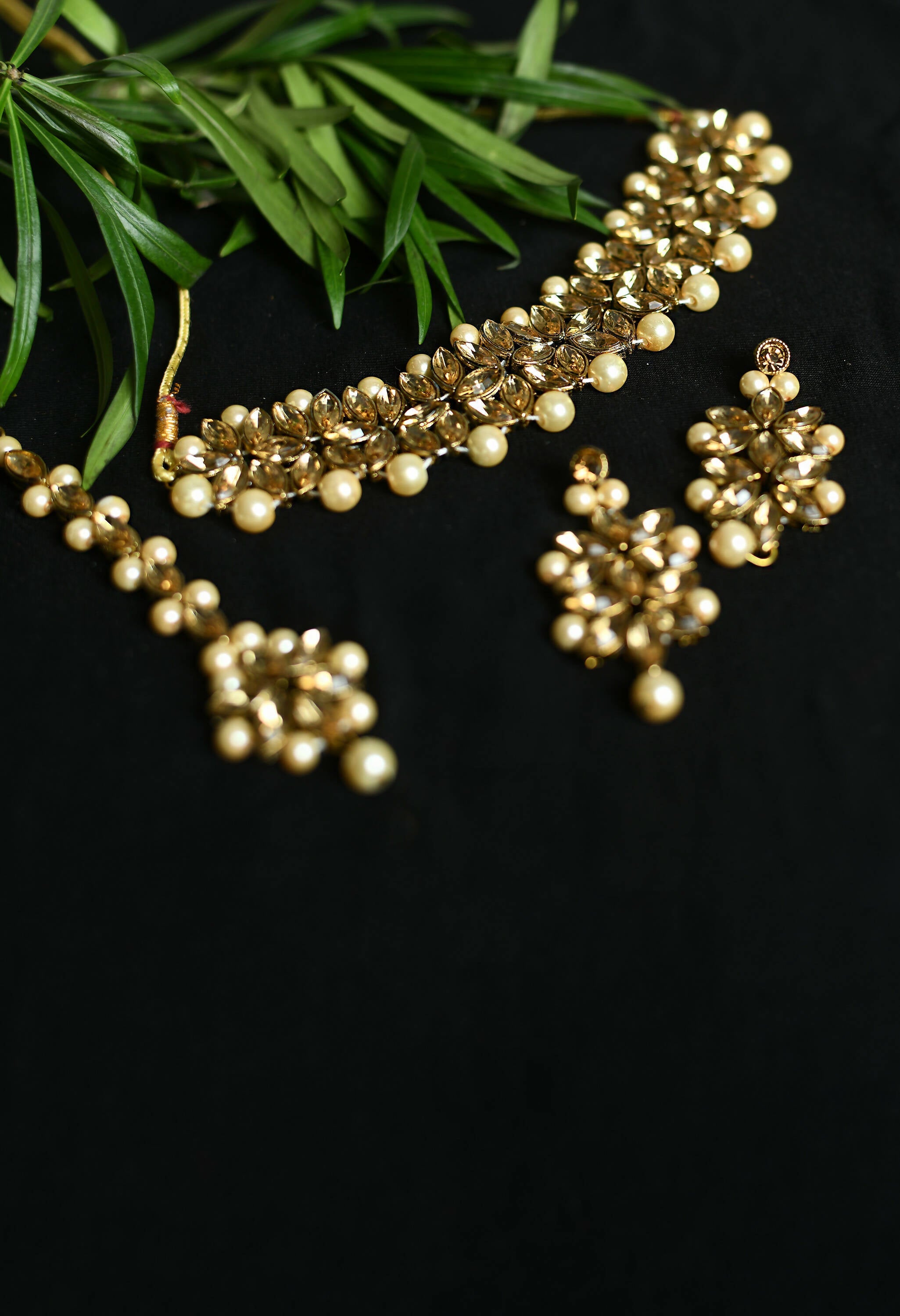 Mominos Fashion Johar Kamal Gold-Polished Brass Finish Kundan/Pearls Choker For Women (Golden) | Grocsy